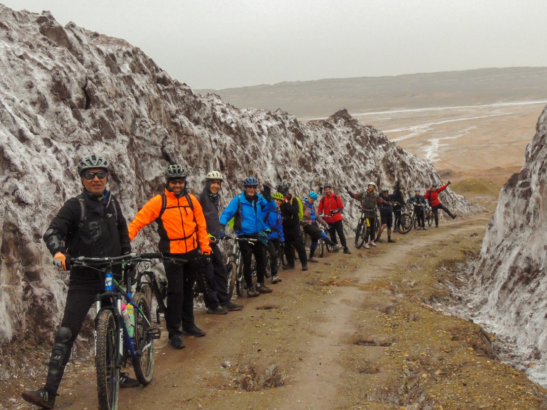 دوچرخه سواری کوهستان در گنبد نمکی قم